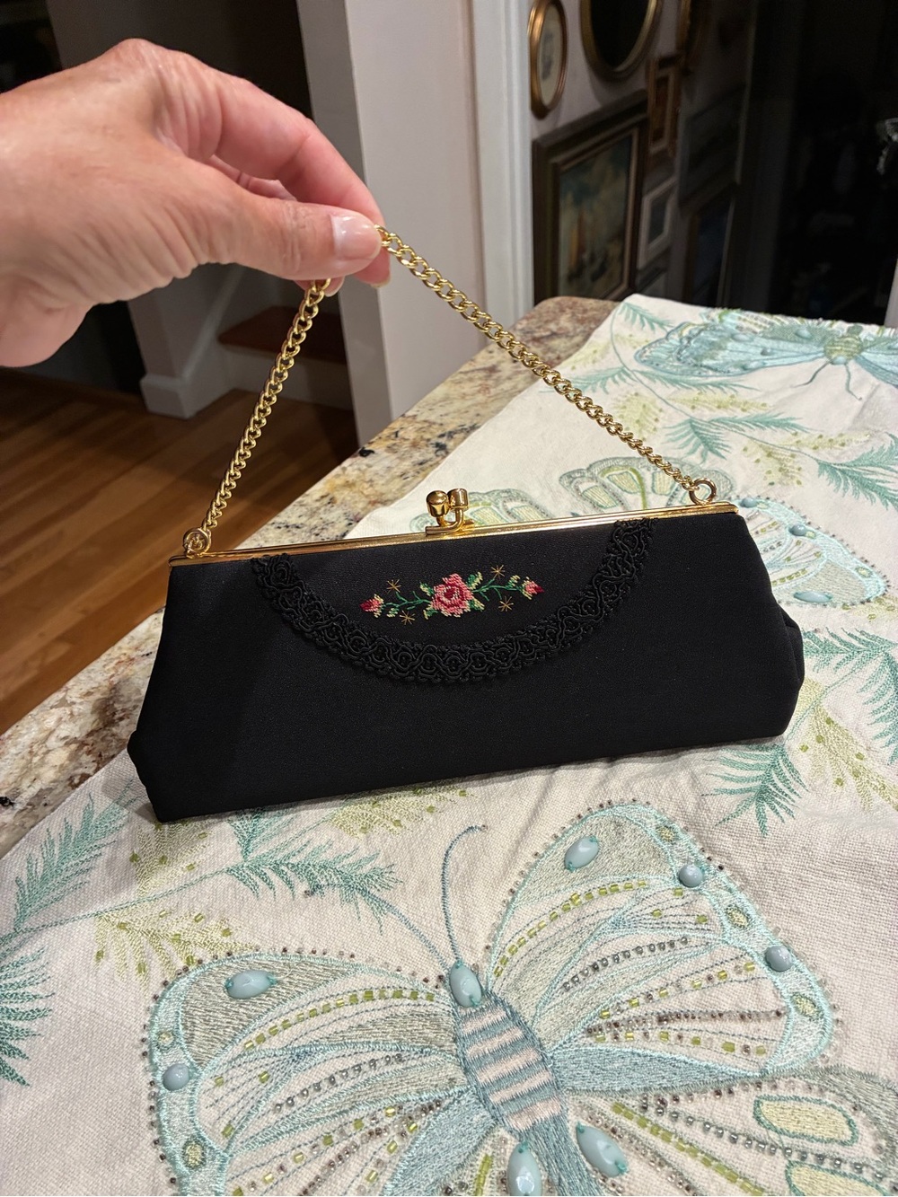 Vintage Elegant Black Floral Embroidered Evening Clutch with Gold Chain
